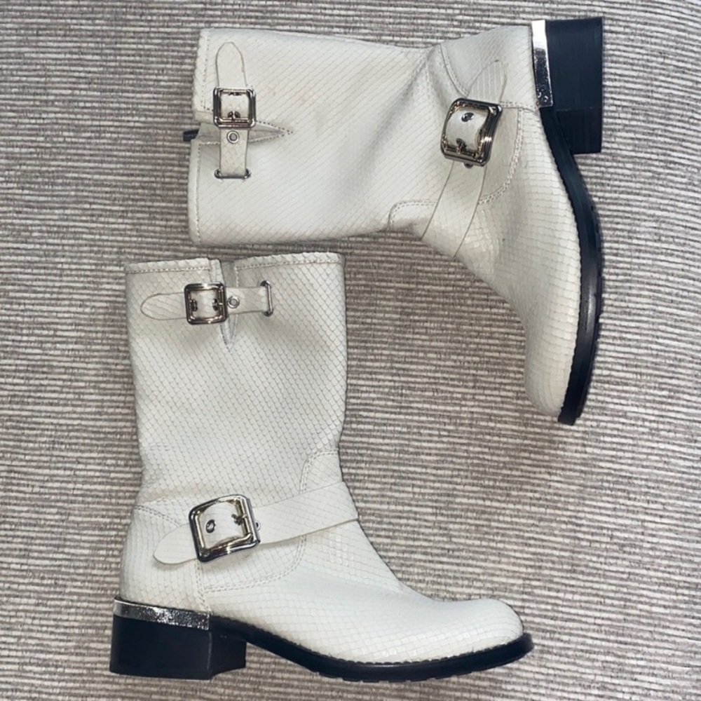 Vince camuto white boot worn once 7.5